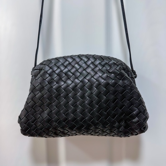 Quince Handbags - Quince Italian Leather Handwoven Pouch Crossbody Clutch | One Size | Black 👜✨